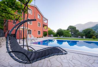 Milas Trojica Kotor has Balcony rooms
