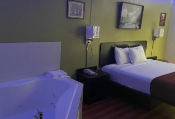 Willow Lodge Willoughby Cleveland has rooms with a private hot tub