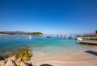 Hotel New Crystal allows 18 year olds to book a room