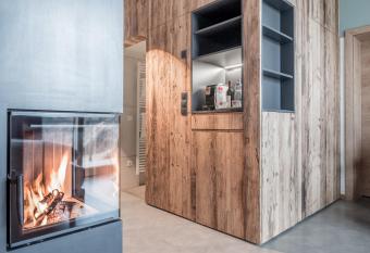 Mondschein Chalet has rooms with a private hot tub