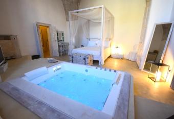 Palazzo Castriota has rooms with a private hot tub
