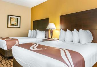 Quality Inn I~75 West Chester~North Cincinnati has rooms with a private hot tub