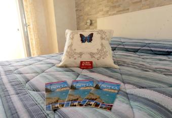 La Perla Del Tirreno has Balcony rooms