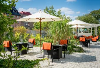 Elite Hotel Arcadia allows 18 year olds to book a room