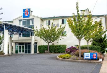 Motel 6 Lincoln City allows 18 year olds to book a room