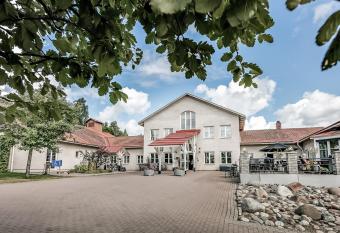 H  gbo Brukshotell allows 18 year olds to book a room