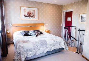 Nyn  sg  rden Hotell & Konferens has rooms with a private hot tub