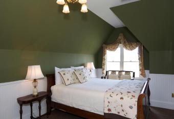 Bluff View Inn has rooms with a private hot tub