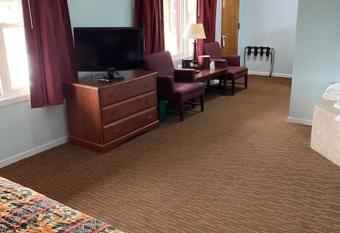 Crows Nest Inn Tawas has rooms with a private hot tub