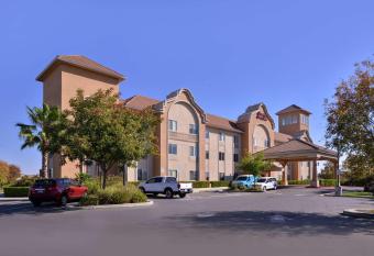 Hampton Inn & Suites Woodland-Sacramento Area allows 18 year olds to book a room