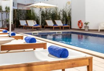 Hotel Cidade de Olh  o allows 18 year olds to book a room