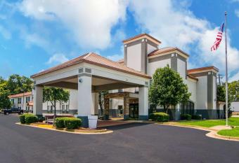 Clarion Pointe South Boston - Danville East allows 18 year olds to book a room