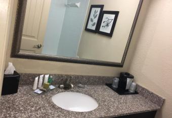 Spark by Hilton Spring Lake Fayetteville has rooms with a private hot tub