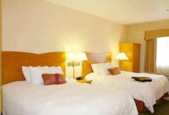 Sonesta Essential Vacaville Napa Valley has rooms with a private hot tub