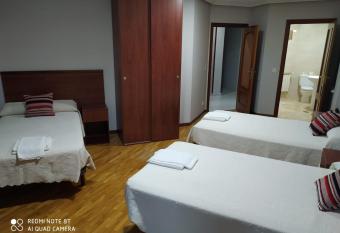 Hostal Cerecedo has Balcony rooms