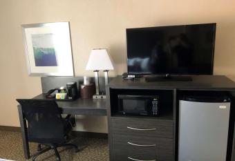 Best Western Plus Bradenton Hotel & Suites has rooms with a private hot tub