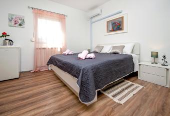 Rooms Mariana allows 18 year olds to book a room