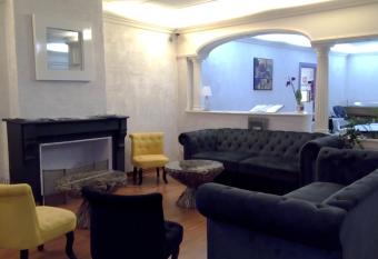 H  tel Central allows 18 year olds to book a room