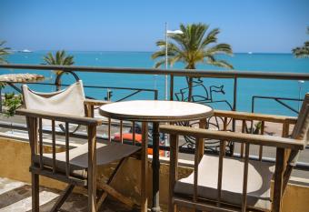 H  tel du Bord de Mer  allows 18 year olds to book a room
