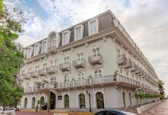 Central Hotel Panama Casco Viejo has rooms with a private hot tub