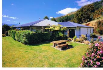 Pelorus Heights has Balcony rooms