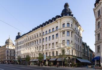 Elite Hotel Adlon allows 18 year olds to book a room