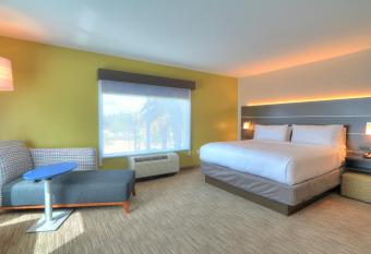 Holiday Inn Express & Suites Mobile/Saraland By IHG has rooms with a private hot tub