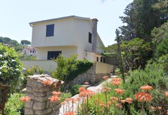 Holiday Home Villa Esperanca allows 18 year olds to book a room