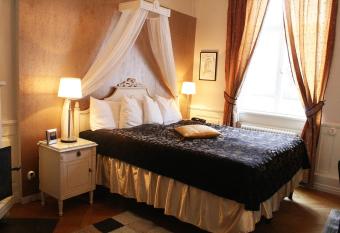 Gimo Herrg  rd allows 18 year olds to book a room