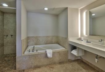 Holiday Inn Express & Suites Albuquerque Historic Old Town By IHG has rooms with a private hot tub