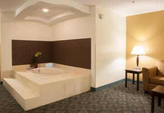 Holiday Inn Express & Suites Canton has rooms with a private hot tub