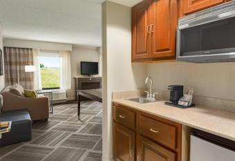 Hampton Inn & Suites Manchester-Bedford has rooms with a private hot tub