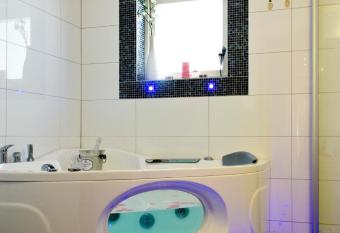 Treetop Spa Hangout & Hotel allows 18 year olds to book a room