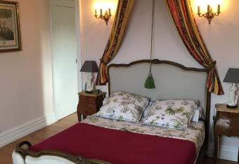 La Minaudi  re 62 allows 18 year olds to book a room