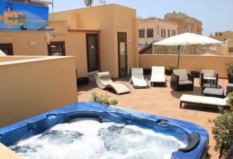 Appartamenti Trapani In has rooms with a private hot tub