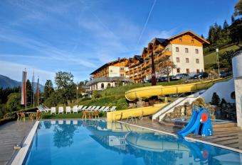 Hotel Glocknerhof allows 18 year olds to book a room