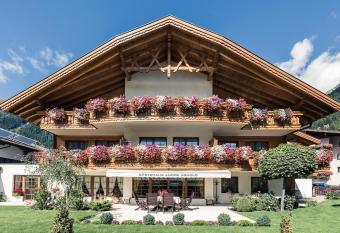 Andre Arnold - Boutique Pension has Balcony rooms