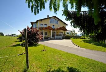 Biohof Naturzeit Faaker See allows 18 year olds to book a room