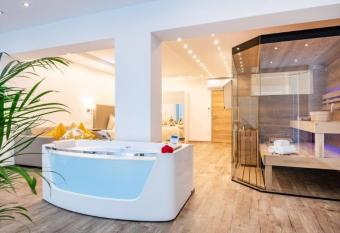 Promenaden-Strandhotel Marolt Haupthaus has rooms with a private hot tub