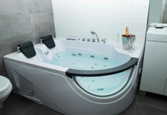 Leo Apartments Main Square has rooms with a private hot tub