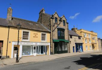 Centre Of Britain Hotel has rooms with a private hot tub