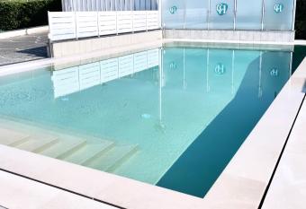 Villa Costantino has rooms with a private hot tub