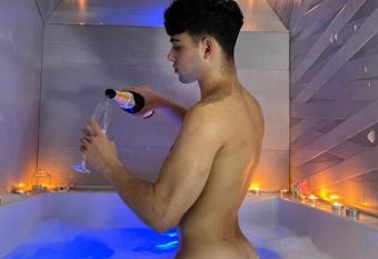 Love in the Loft has rooms with a private hot tub