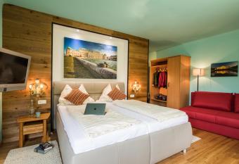 Landgasthof zur Linde Laaben has Balcony rooms