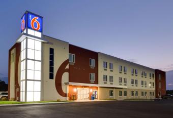 Motel 6 Poplar Bluff, MO allows 18 year olds to book a room