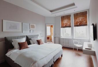 La Villa Guy & Spa - Les Collectionneurs has rooms with a private hot tub