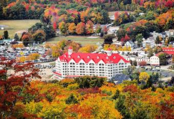 Riverwalk Resort At Loon Mountain has rooms with a private hot tub