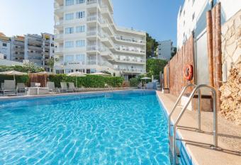 Playas del Rey allows 18 year olds to book a room