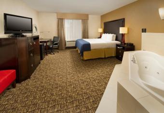 Holiday Inn Express & Suites Columbia - East Elkridge, Jessup An IHG Hotel has rooms with a private hot tub
