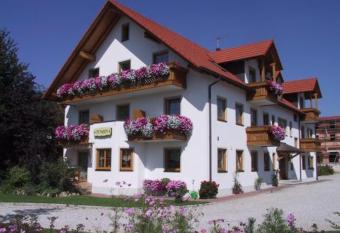 Hotel garni Hopfengold allows 18 year olds to book a room